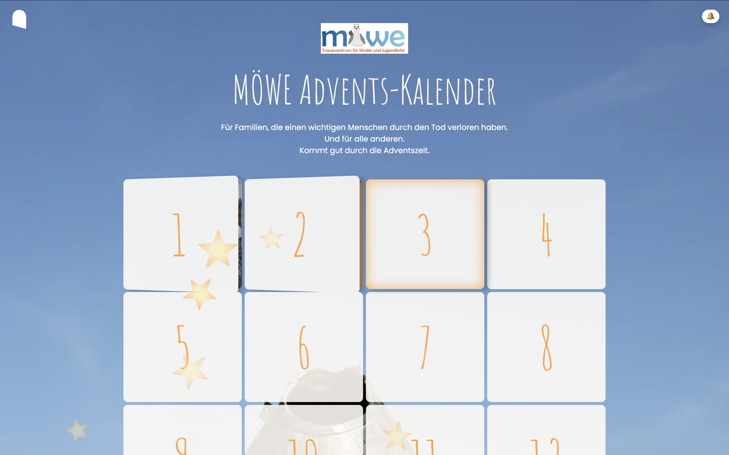 Adventskalender des Kindertrauerzentrums Möwe vor blauem Himmel mit Logo, Titel und weißen Türchen mit orangefarbenen Zahlen und Sternen.