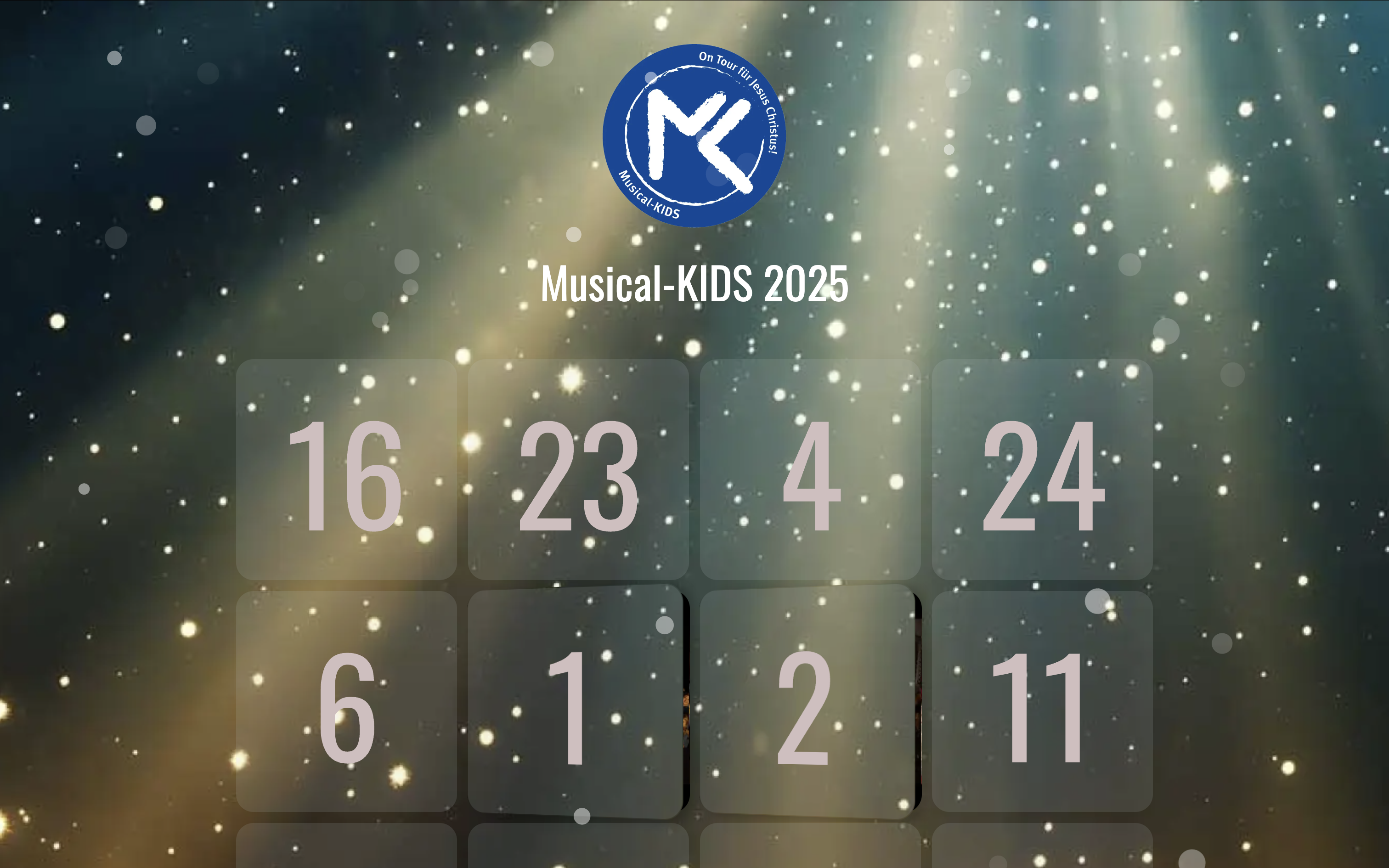 Ein Spotlight-Licht mit etwas Stardust im Hintergrund, darüber Adventskalender-Türchen mit großen Zahlen und oben das blaue Musical-Kids-Logo.